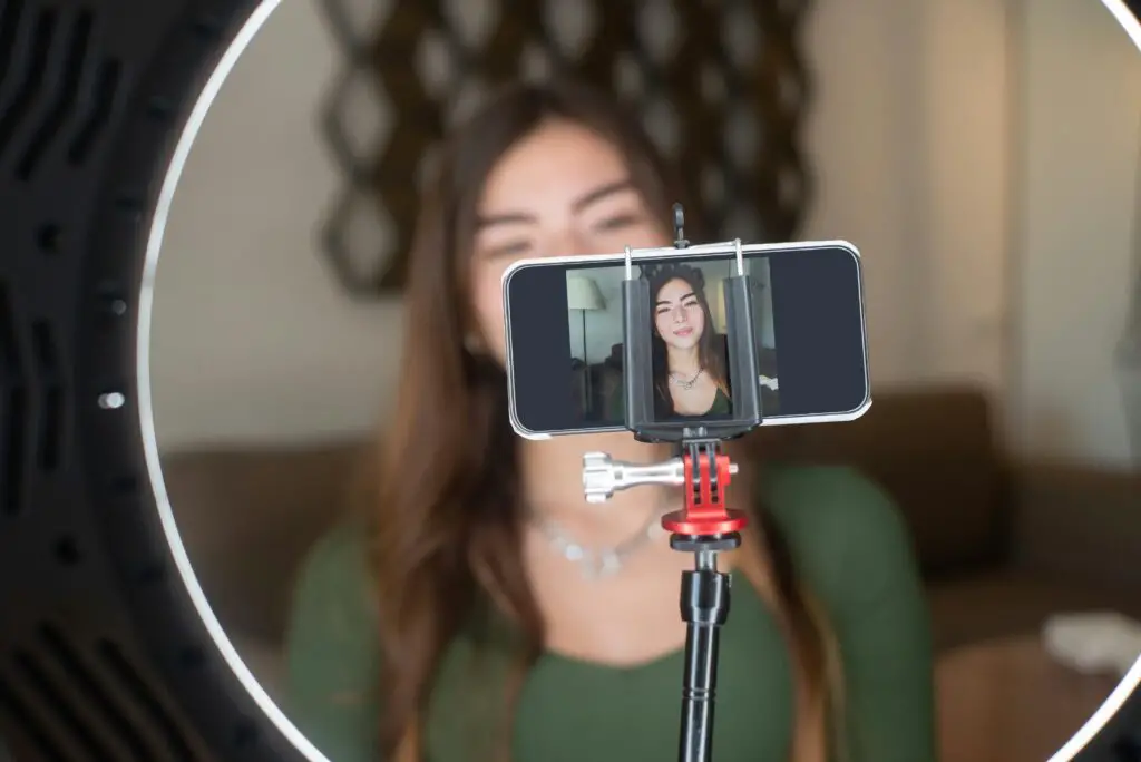 YouTuber tech réalisant un test produit sponsorisé en vidéo