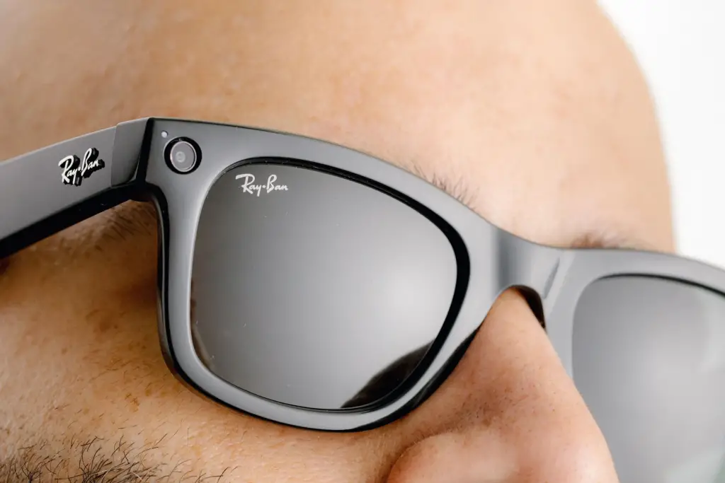 La marque Ray-Ban lance des lunettes connectées avec Meta.