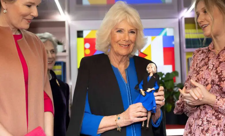 La reine Camilla a sa poupée Barbie