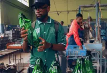 Heineken transforme ses bouteilles usagées en objets de décoration et de design.