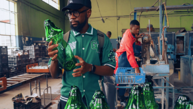 Heineken transforme ses bouteilles usagées en objets de décoration et de design.