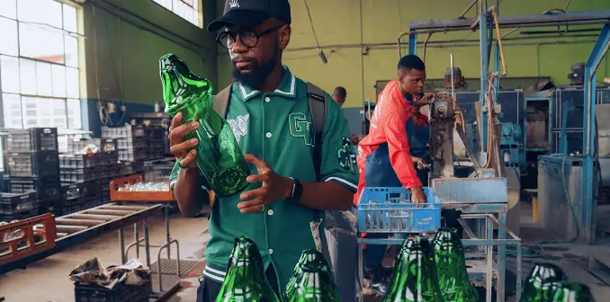 Heineken transforme ses bouteilles usagées en objets de décoration et de design.