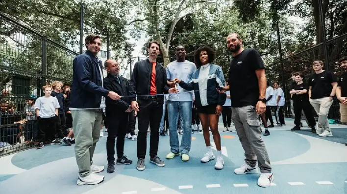 Asics rénove un terrain urbain de hand avec la Ville de Paris