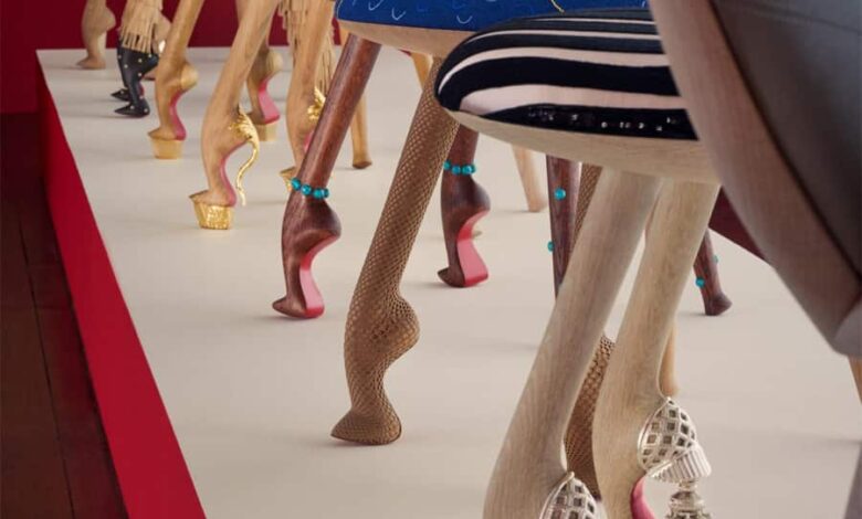 Christian Louboutin présente une nouvelle gamme de chaises inspirées de ses semelles rouges.