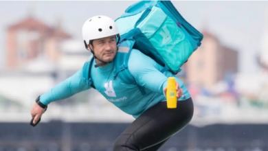 Deliveroo assure la livraison des indispensables de l'été en utilisant des planches de surf électriques !