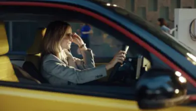 Renault réinvente son slogan mythique : « Les voitures à vivre » pour une époque moderne