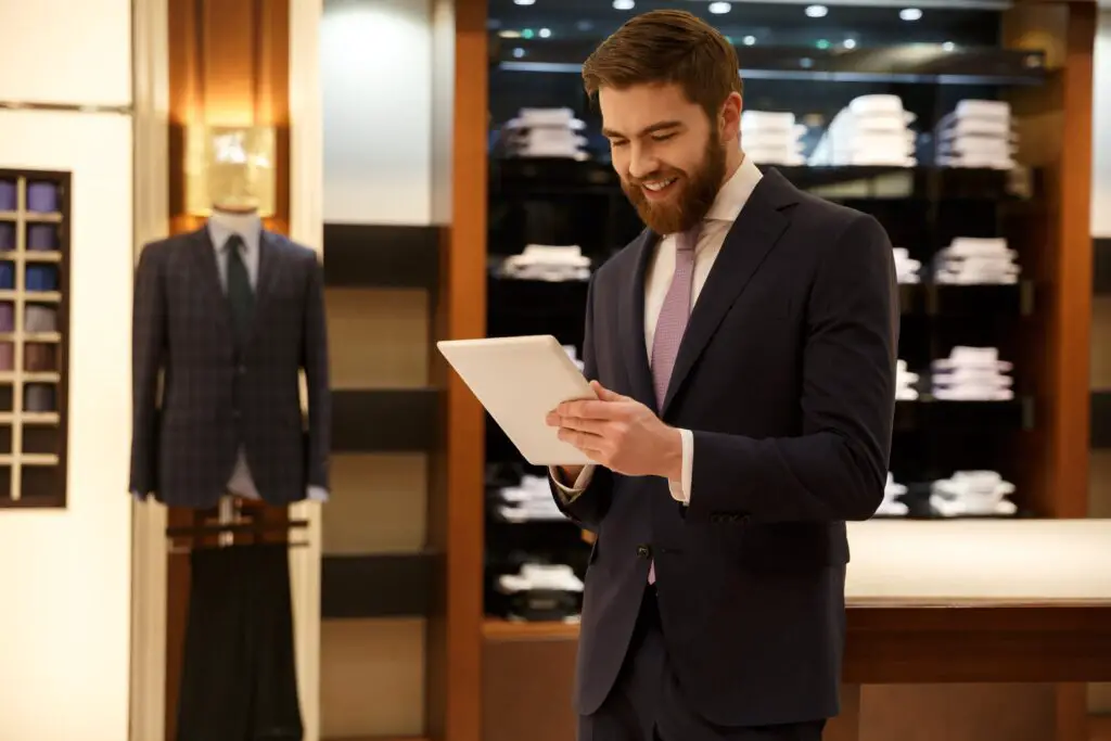 Une image représentant un homme dans un magasin haut de gamme pour illustrer le marketing de luxe.


