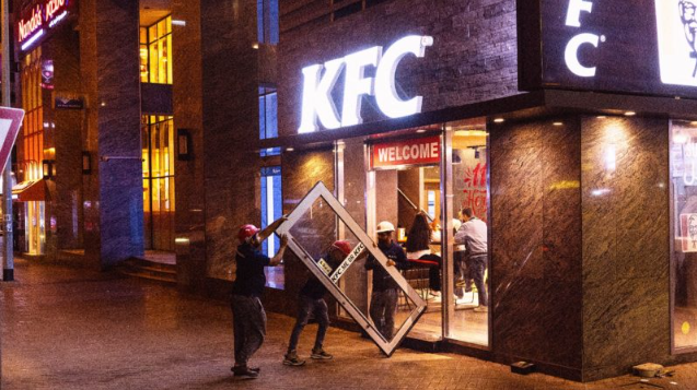 KFC Out-Doors : La campagne qui enlève les portes pour ne jamais fermer