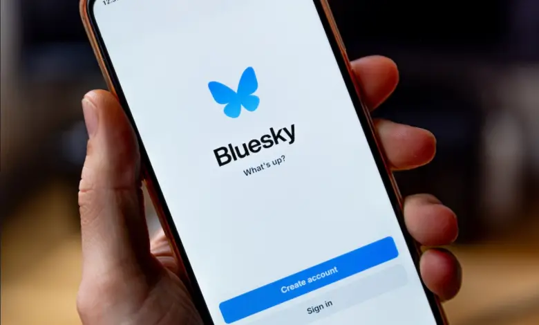 Considéré comme l’une des alternatives les plus solides à X (anciennement Twitter), Bluesky continue d’évoluer avec des mises à jour innovantes. Avec plus de 31 millions d’utilisateurs, ce réseau social décentralisé vient d’introduire plusieurs fonctionnalités attendues pour améliorer l’expérience utilisateur et se démarquer de la concurrence. Voici un aperçu des dernières nouveautés.