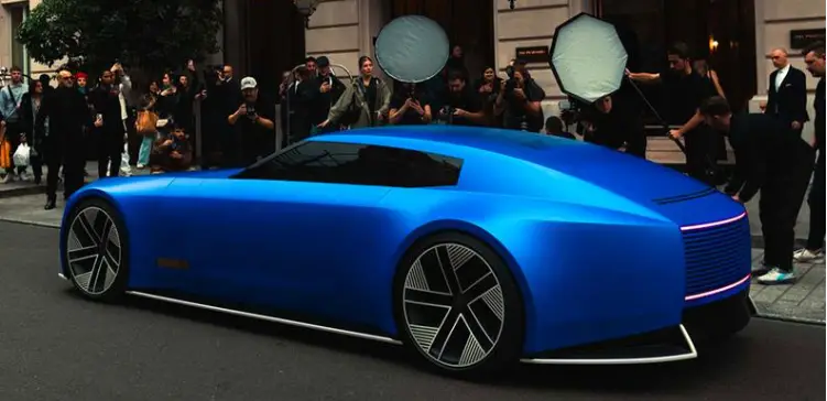 Jaguar fait sensation à la Fashion Week de Paris avec son concept car d'un bleu irréel