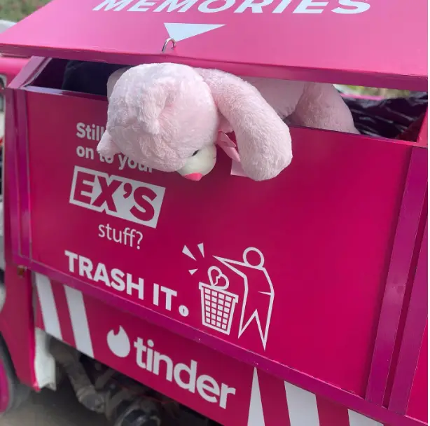 Tinder réinvente la rupture avec une campagne aussi cathartique que virale : un camion-benne itinérant invite les cœurs brisés à jeter les souvenirs de leurs ex. Découvrez cette opération créative et touchante qui fait sensation en Inde et sur les réseaux sociaux