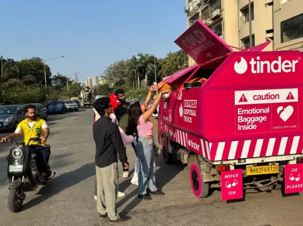 Tinder transforme la rupture en art de vivre : découvrez le camion qui vous aide à tourner la page