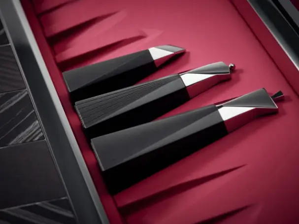 Quand l’art du jeu rencontre le prestige automobile : découvrez le Rolls-Royce Chess Set, une pièce de collection ultra-raffinée qui transforme une simple partie d’échecs en expérience de luxe absolu.