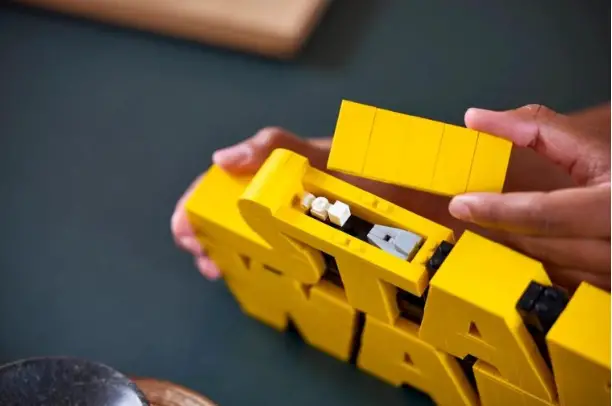 LEGO célèbre le 4 mai avec un logo Star Wars 3D à construire : un set de 700 pièces iconique, pensé pour les adultes, et accompagné d’une vague de nouveautés galactiques à découvrir en édition collector.