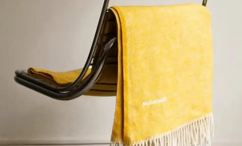 McDonald's transforme ses anciens uniformes en couvertures écoresponsables : découvrez ce projet durable en collaboration avec Jacquard !