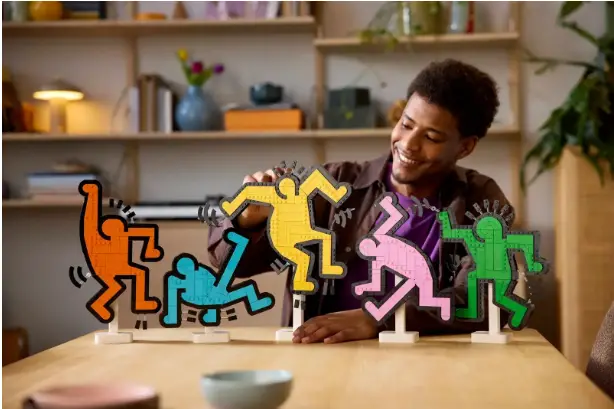 LEGO x Keith Haring : l’art pop s’invite dans votre salon avec un set aussi fun que déco !