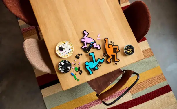 LEGO x Keith Haring : l’art pop s’invite dans votre salon avec un set aussi fun que déco !