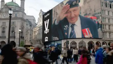 VE Day : Ocean Outdoor et M+C Saatchi illuminent la mémoire collective avec une campagne poignante