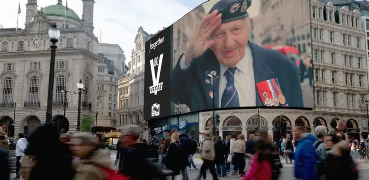VE Day : Ocean Outdoor et M+C Saatchi illuminent la mémoire collective avec une campagne poignante