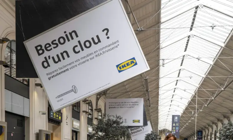 IKEA détourne l’affichage pour promouvoir la réparation avec humour et engagement