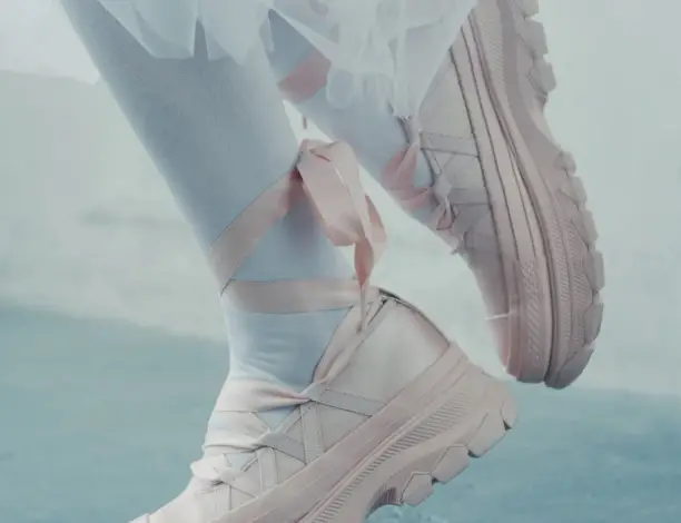 Du satin à la semelle crantée : Converse revisite la ballerine