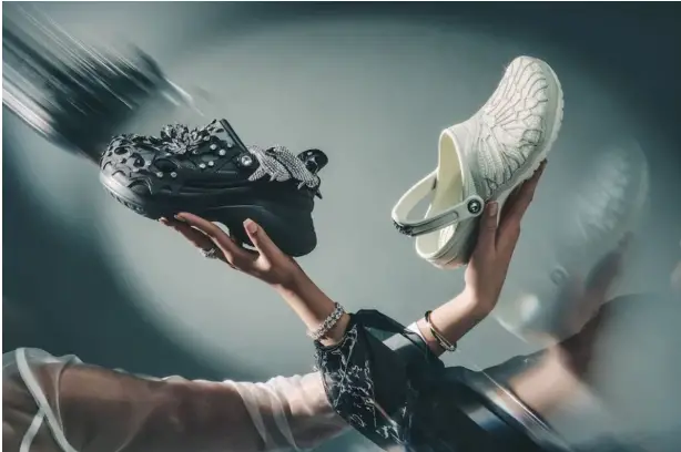 Crocs x Swarovski : la collab bling qui transforme vos sabots en bijoux haute couture