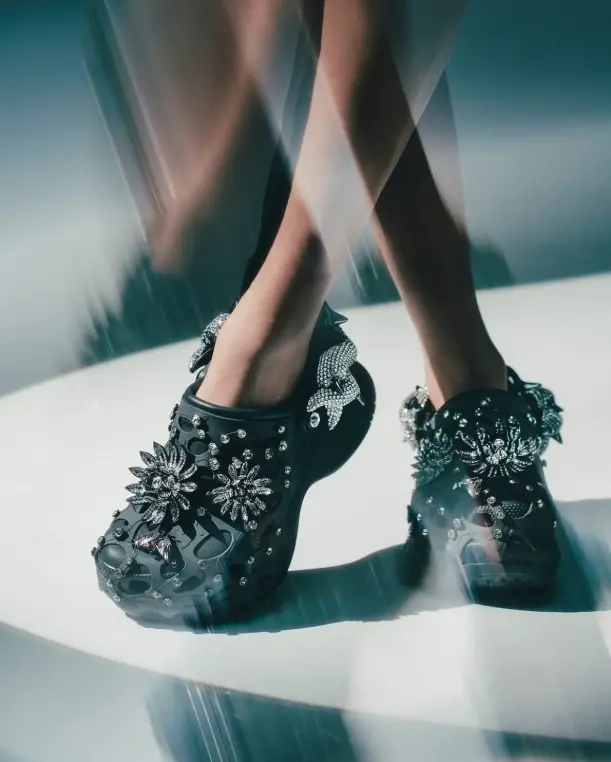 Crocs x Swarovski : la collab bling qui transforme vos sabots en bijoux haute couture