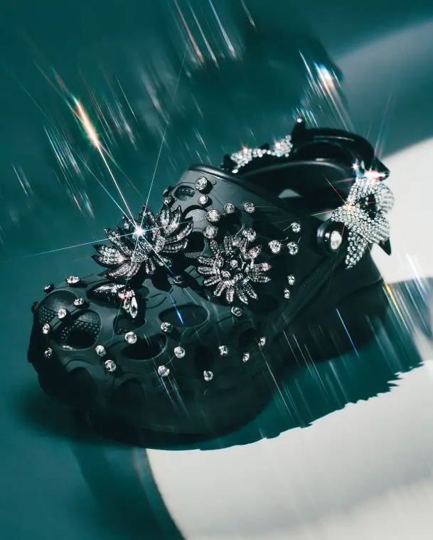 Crocs x Swarovski : la collab bling qui transforme vos sabots en bijoux haute couture