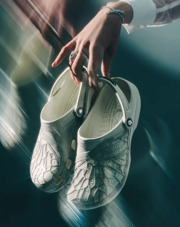 Crocs x Swarovski : la collab bling qui transforme vos sabots en bijoux haute couture
