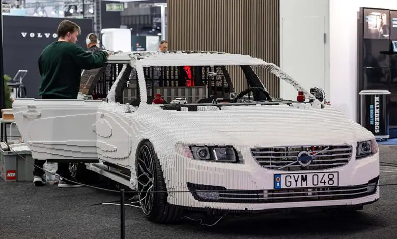 Il construit une Volvo V70 grandeur nature avec 350 000 briques LEGO : un projet fou devenu viral en Suède
