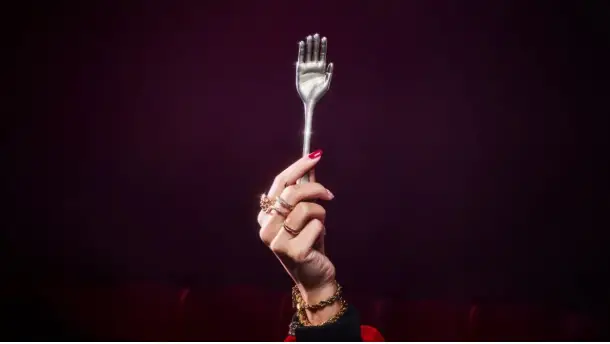 Fourchette argentée en forme de main tendue créée par KFC pour manger les Rice Bowls sans se salir les doigts.
