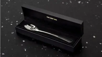 Fourchette argentée en forme de main tendue créée par KFC pour manger les Rice Bowls sans se salir les doigts.
