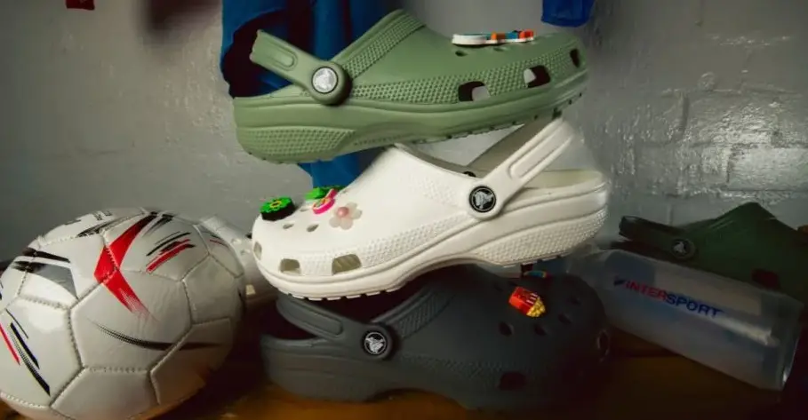 Zoom sur une paire de Crocs personnalisée, nouvelle chaussure post-match du football européen