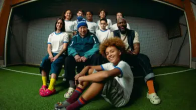 Djibril Cissé et Guy Roux posent avec des Crocs dans une campagne football inédite