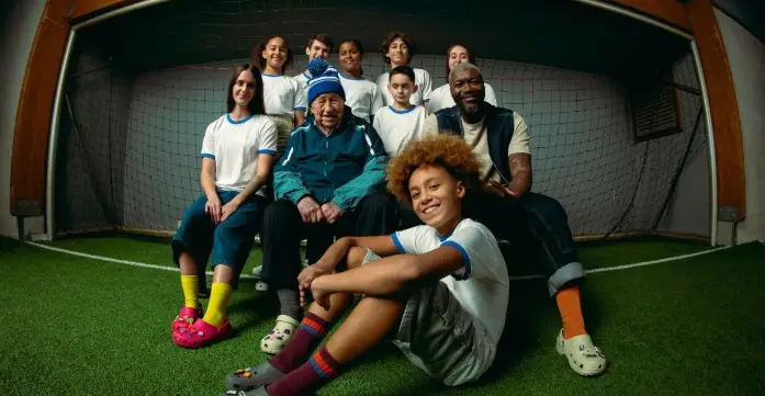 Djibril Cissé et Guy Roux posent avec des Crocs dans une campagne football inédite