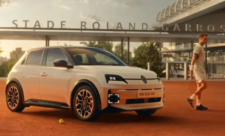 Illustration stylisée de la Renault 5 Roland-Garros sur fond de terre battue, par Thomas Danthony