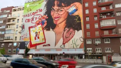 Affiche vandalisée de KFC dans le métro madrilène.