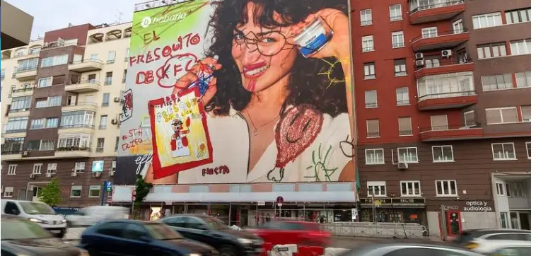 Affiche vandalisée de KFC dans le métro madrilène.