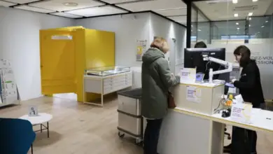 Cabine d’essayage installée dans une agence La Poste, pour essayer des vêtements achetés en ligne.