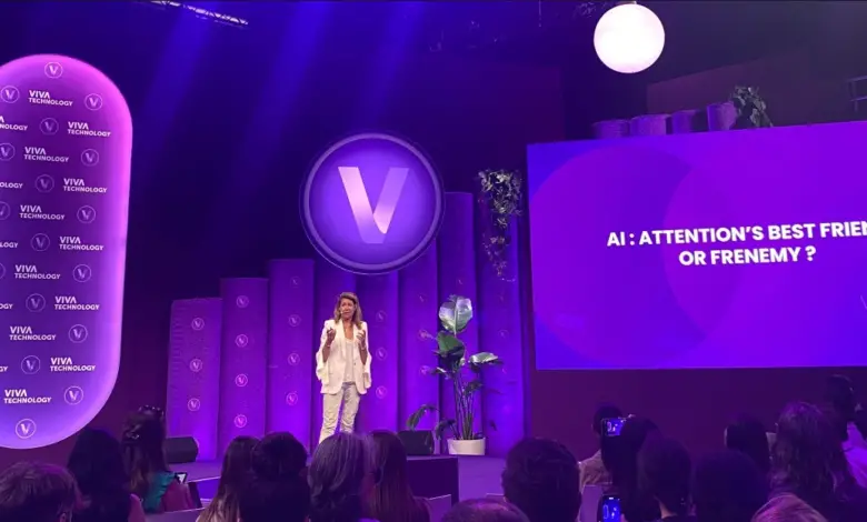 Céline Lejeune sur scène à VivaTech 2025 parlant de l’IA et de l’attention publicitaire.