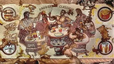 Installation McDonald’s dans la Galleria Alberto Sordi représentant une mosaïque romaine fictive avec burgers et frites