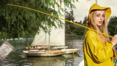 Emma Chamberlain posant avec le café Sea Salt Toffee dans un décor inspiré du Fisherman Aesthetic