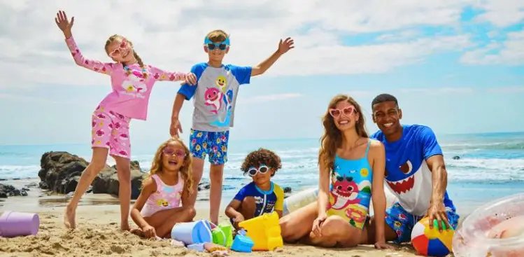 Vêtements assortis de la collection Baby Shark x SHEIN pour toute la famille