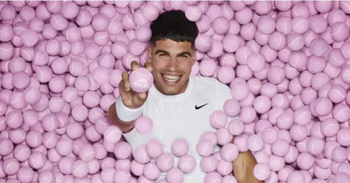 Ambiance pop et estivale pour la campagne Evian x Carlos Alcaraz