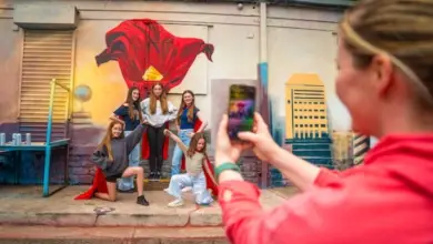 Fresque murale Superman à Manchester avec passants prenant la pose