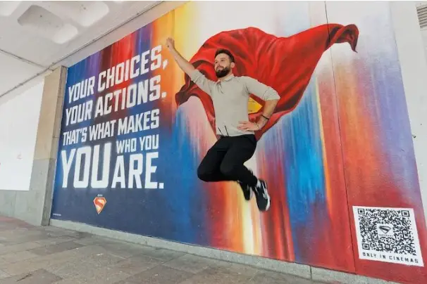QR code intégré dans une fresque street art Superman à Dublin