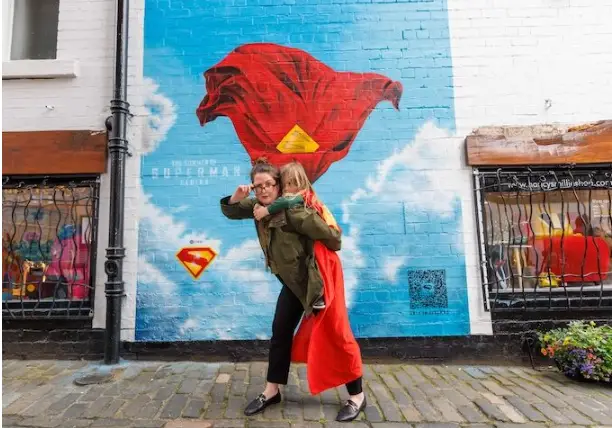 Cape rouge peinte sur mur urbain, installation immersive Warner Bros.