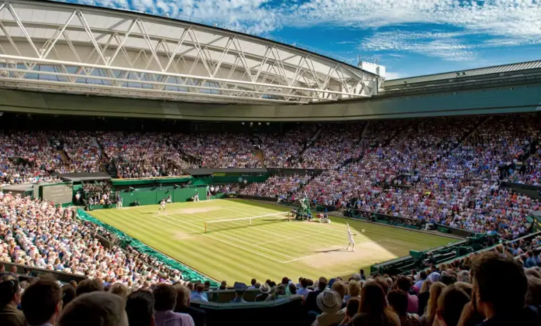 Vue aérienne du Centre Court de Wimbledon baigné par la lumière, symbole de légende et de tradition