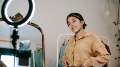 Influenceuse mode présentant une marque de vêtements dans une story Instagram