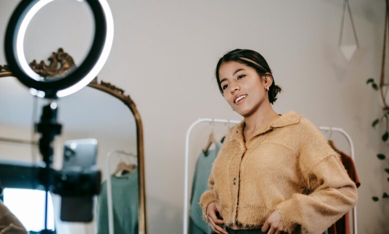 Influenceuse mode présentant une marque de vêtements dans une story Instagram
